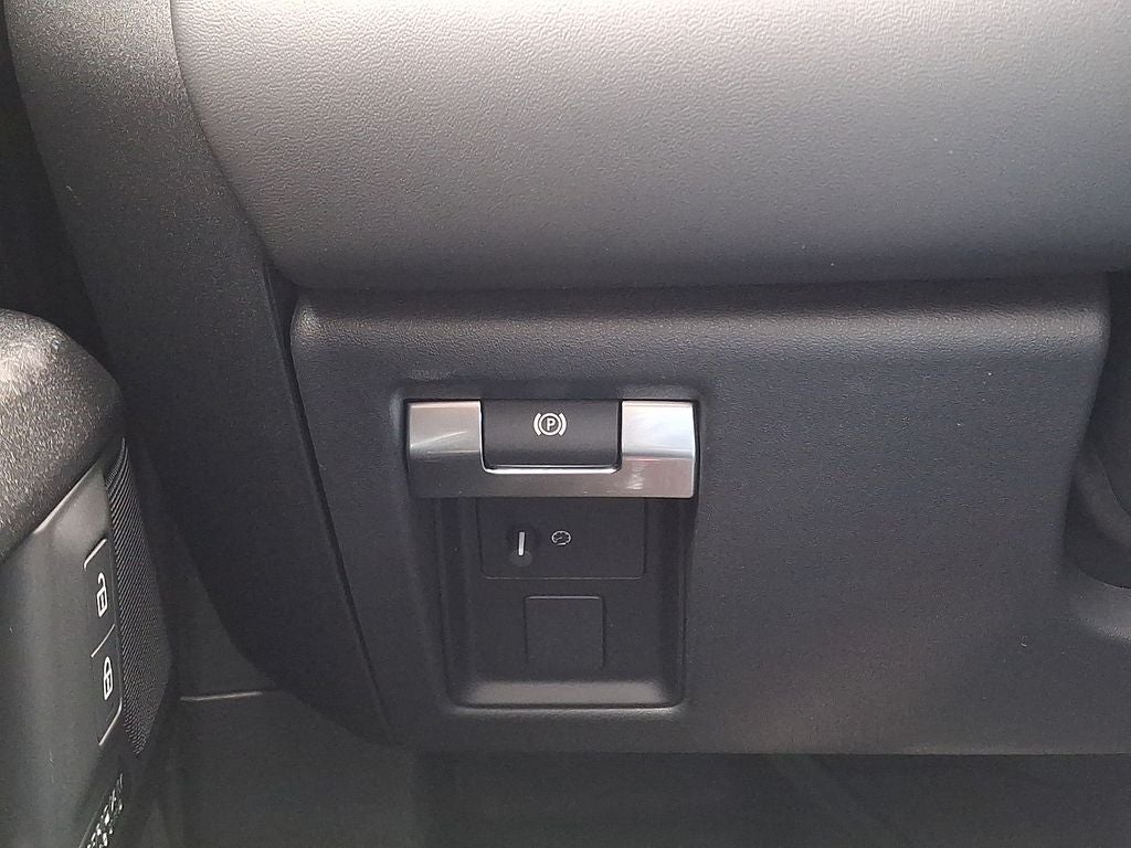 2025 Land Rover Defender 130 V8