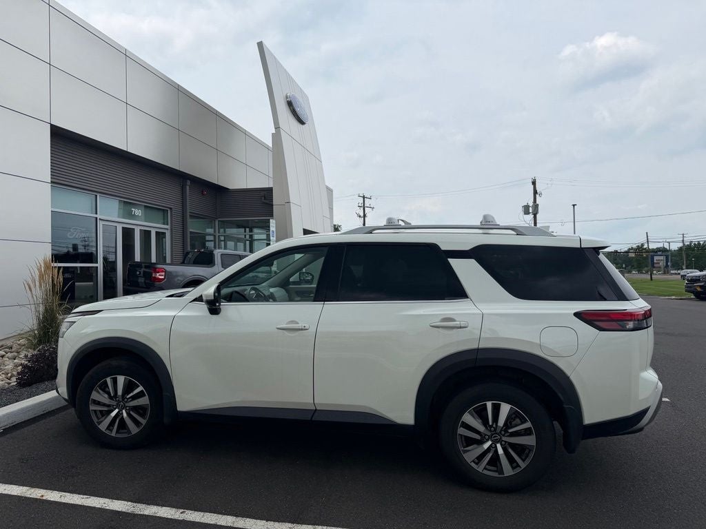 2023 Nissan Pathfinder SL