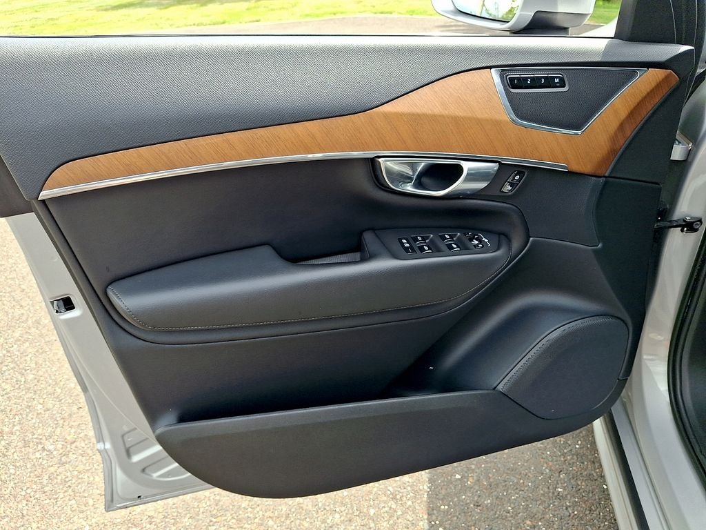 2023 Volvo XC90 B5 Plus