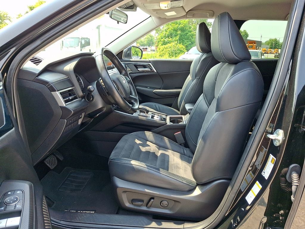 2022 Mitsubishi Outlander Base