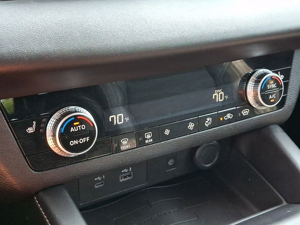 2022 Mitsubishi Outlander Base