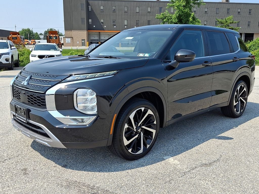 2022 Mitsubishi Outlander Base