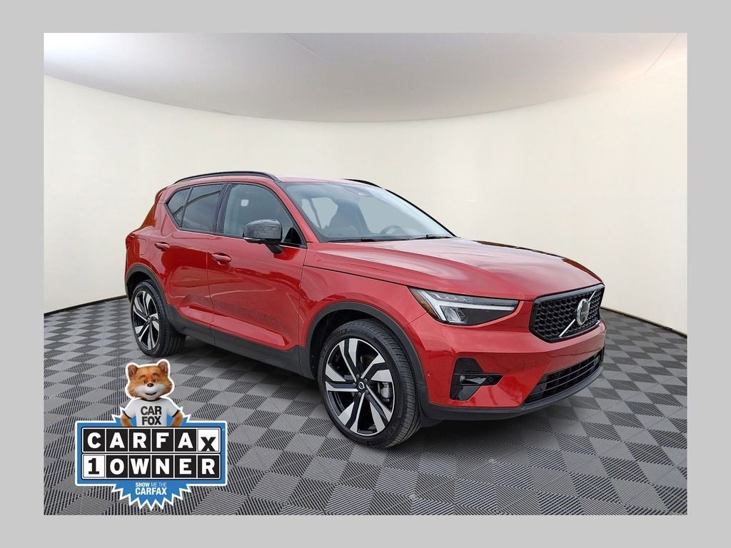 2023 Volvo XC40 B5 Plus Dark Theme