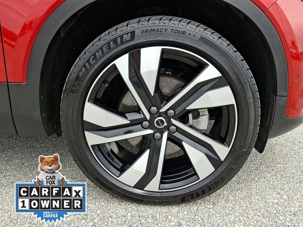 2023 Volvo XC40 B5 Plus Dark Theme