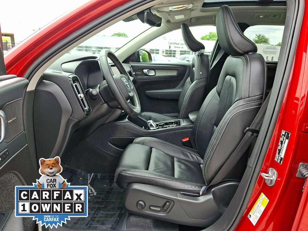 2023 Volvo XC40 B5 Plus Dark Theme