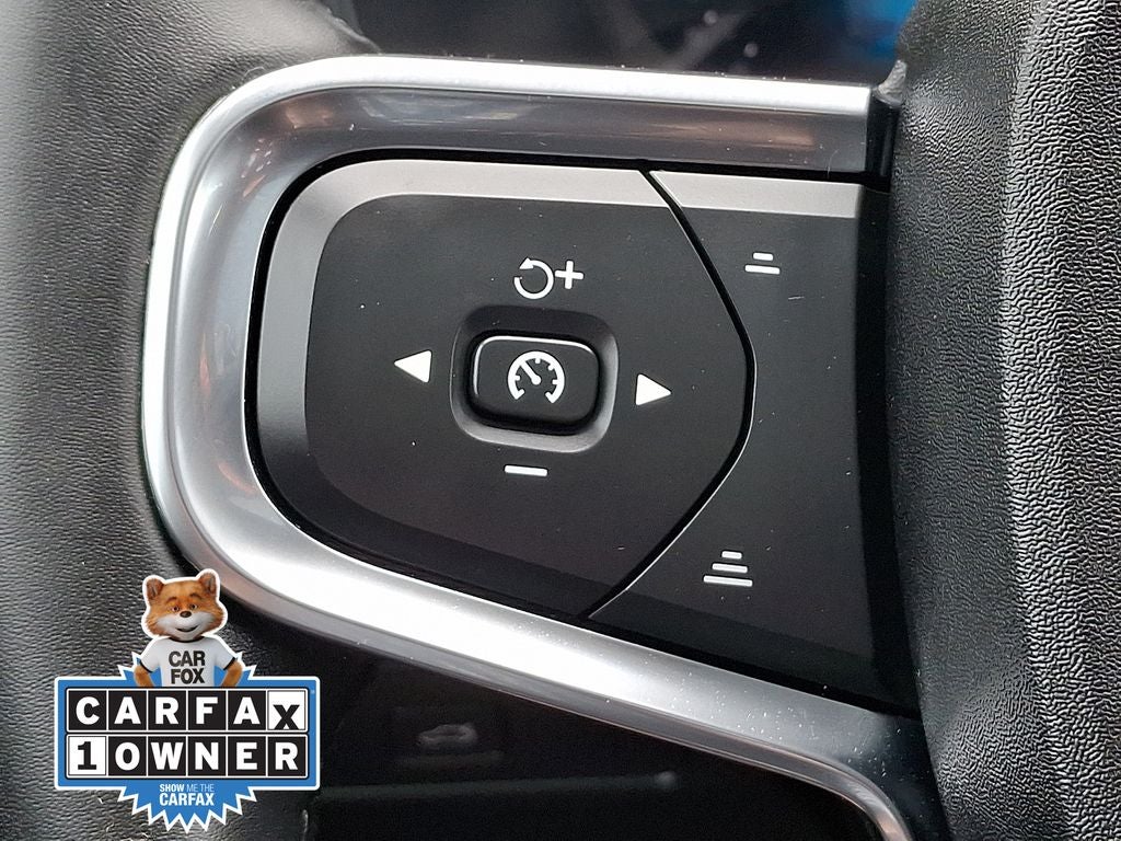 2023 Volvo XC40 B5 Plus Dark Theme
