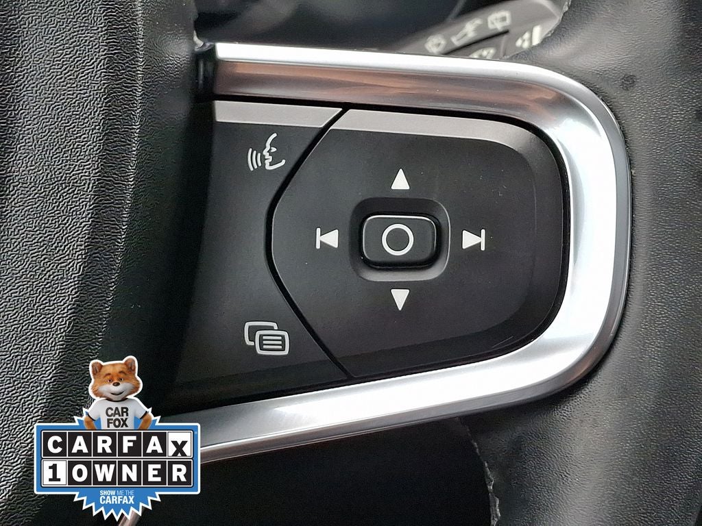 2023 Volvo XC40 B5 Plus Dark Theme