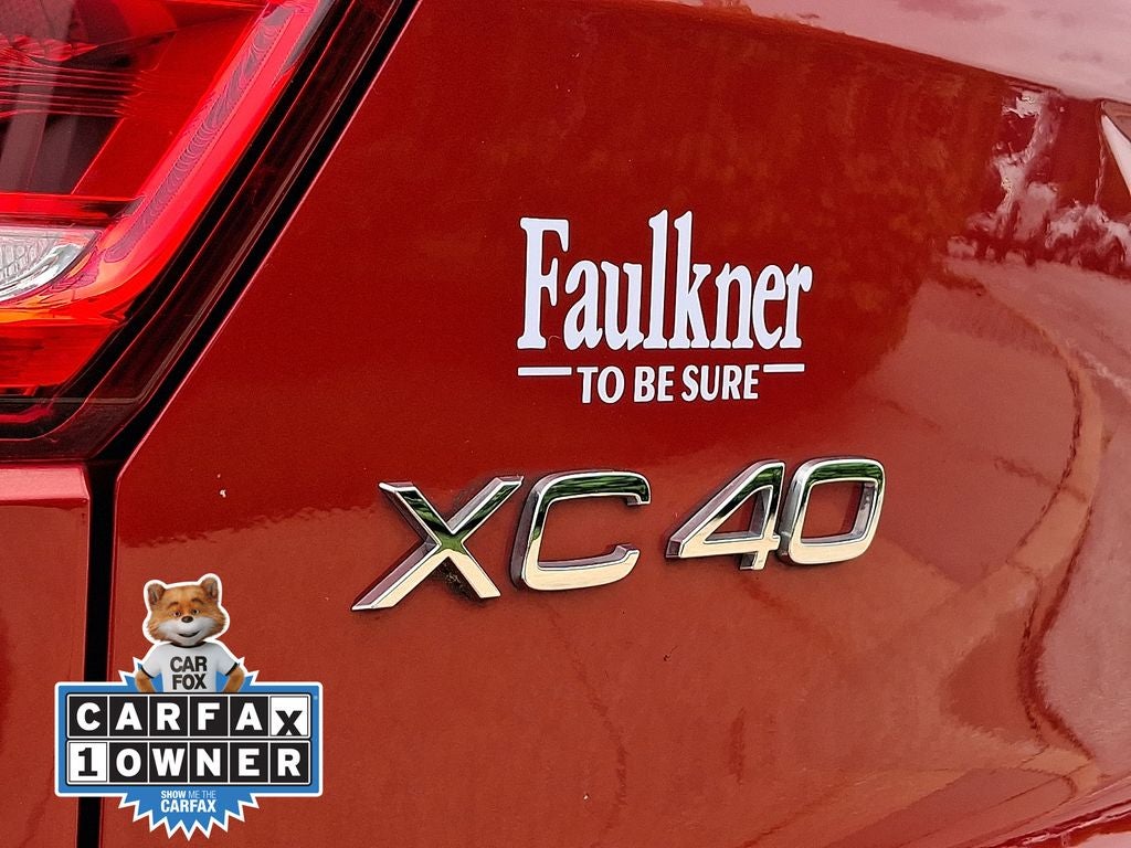 2023 Volvo XC40 B5 Plus Dark Theme