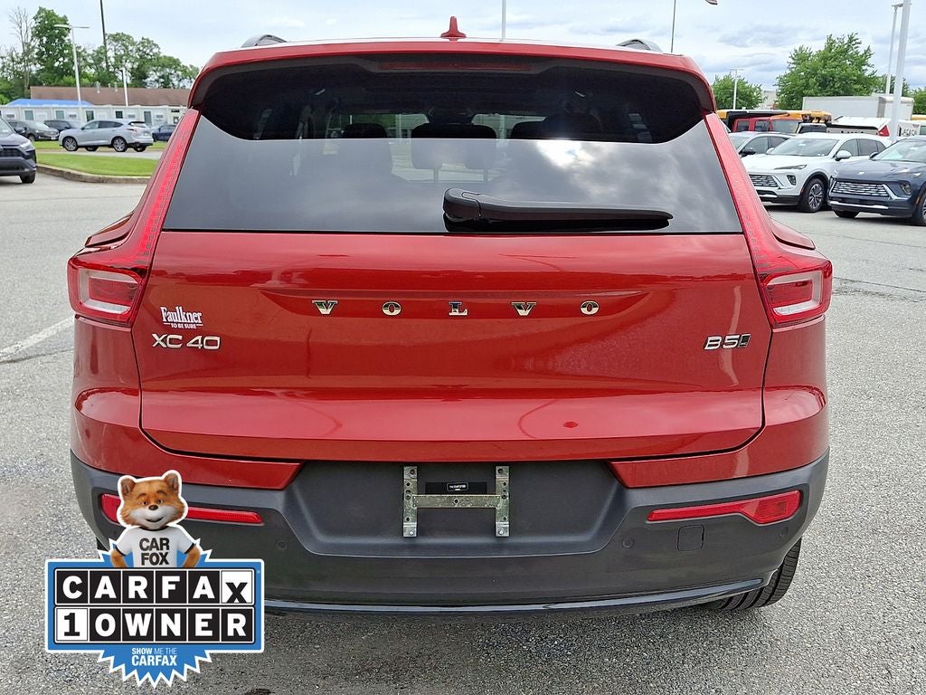 2023 Volvo XC40 B5 Plus Dark Theme