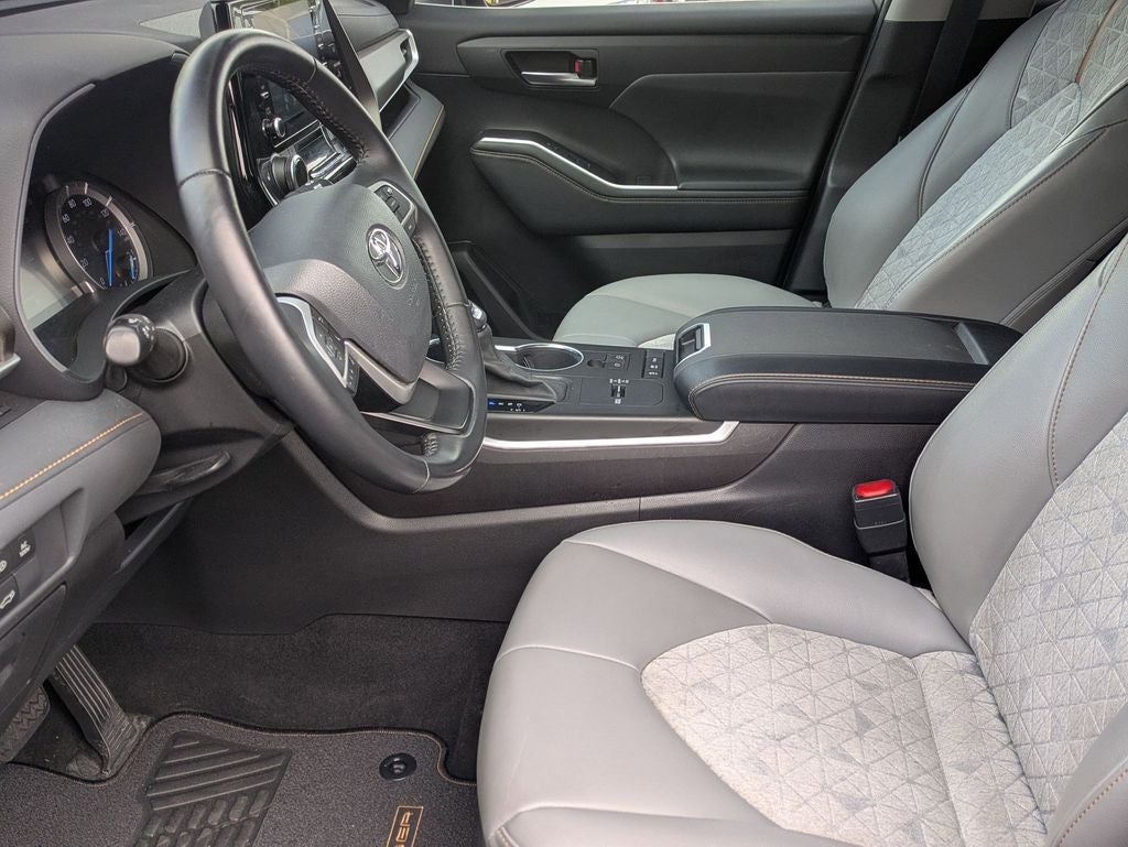 2022 Toyota Highlander Hybrid Bronze Edition