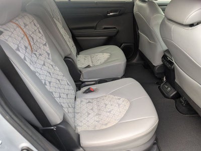 2022 Toyota Highlander Hybrid Bronze Edition