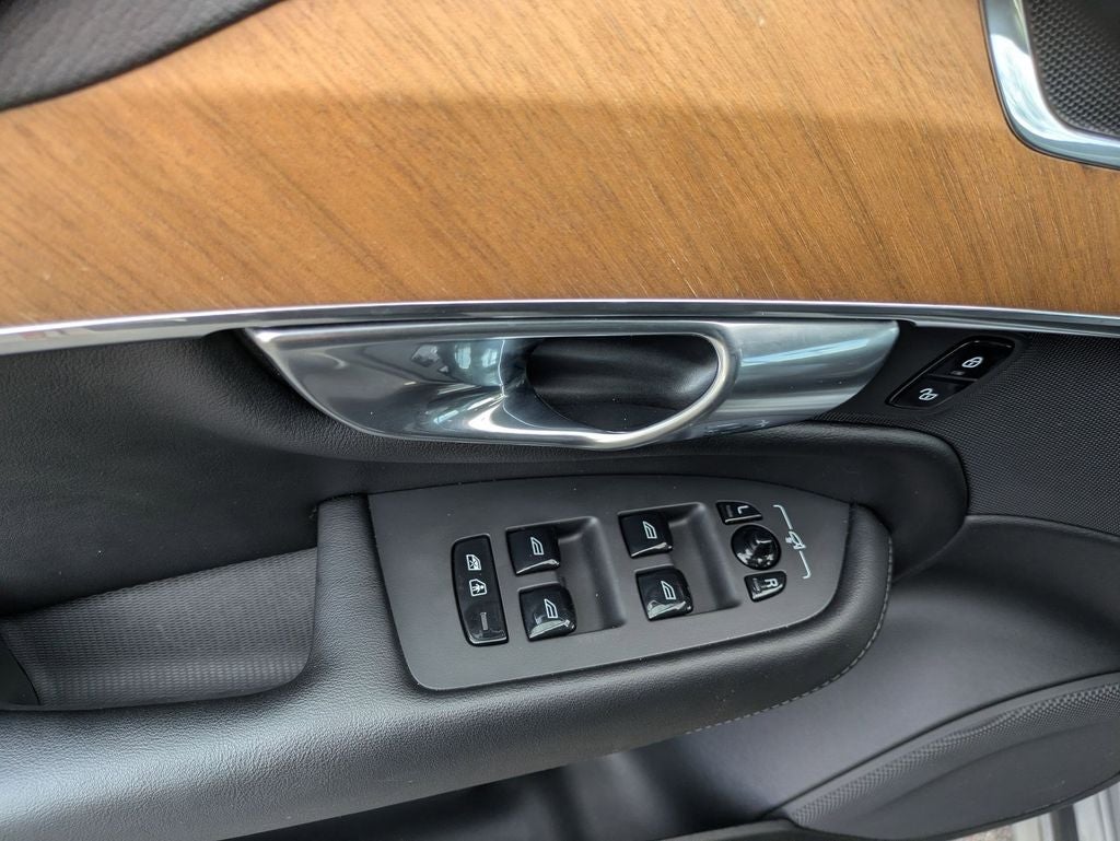 2023 Volvo XC90 B5 Plus