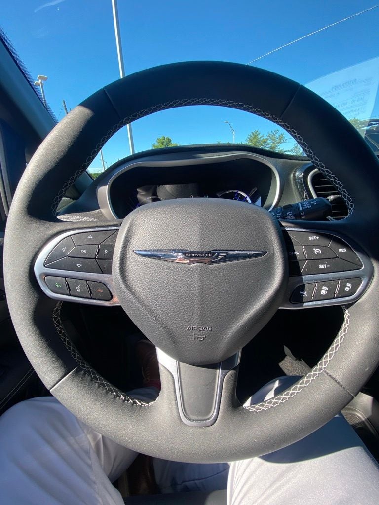 2025 Chrysler Pacifica Hybrid Select
