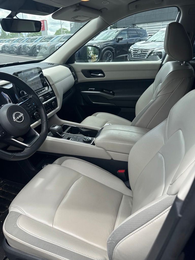 2024 Nissan Pathfinder SL