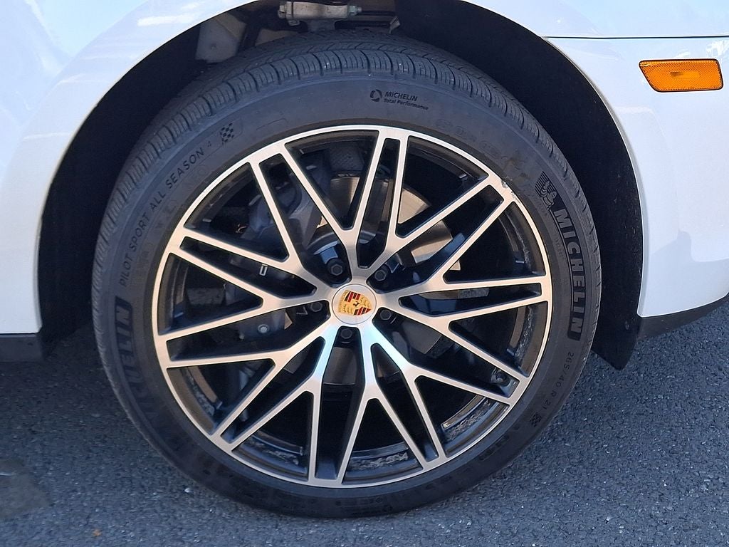 2025 Porsche Macan Base