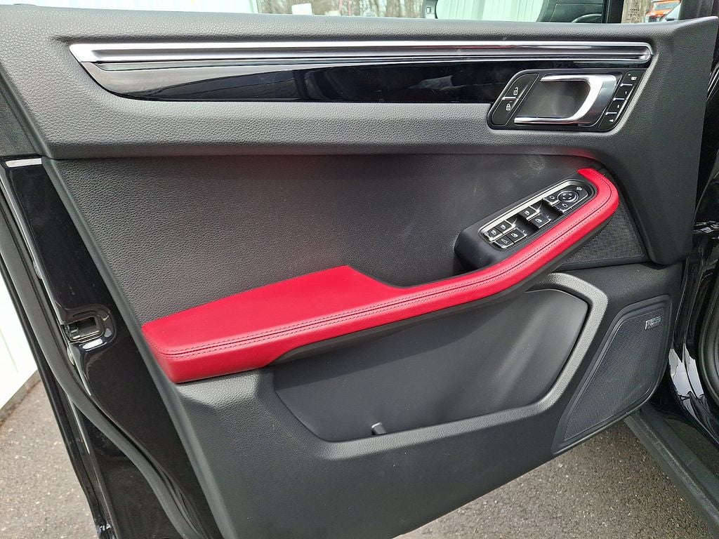 2025 Porsche Macan T