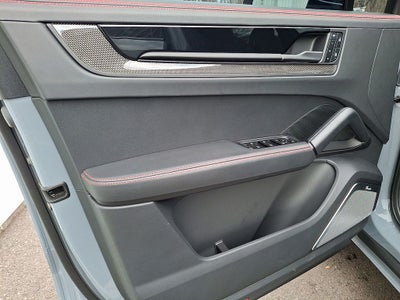 2025 Porsche Cayenne Coupe GTS