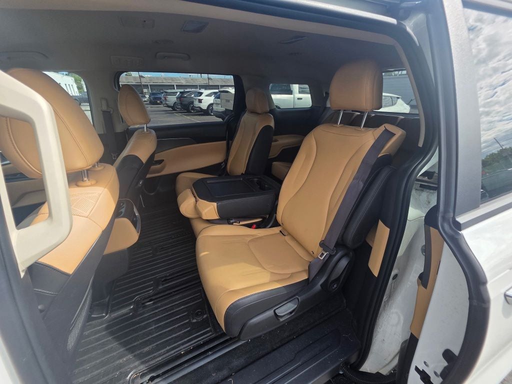 2024 Kia Carnival LX